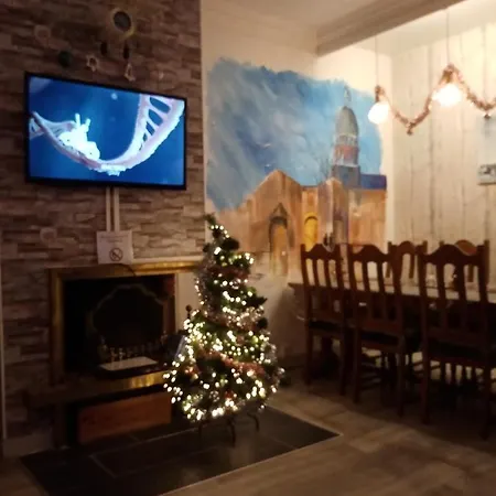 Au Pied De La Cathedrale Notre Dame *