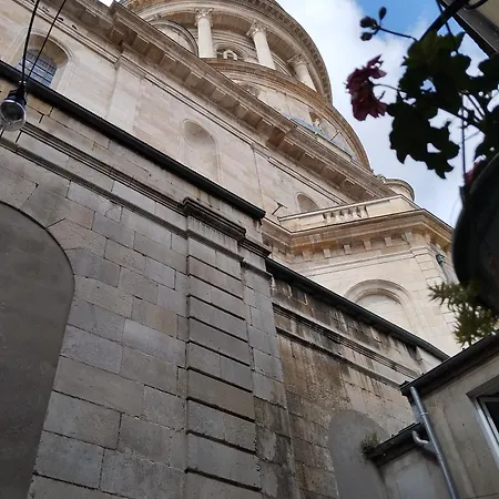 Au Pied De La Cathedrale Notre Dame
